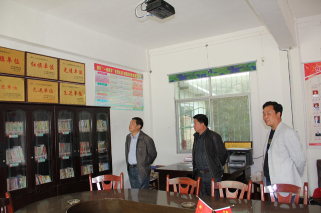 参观村农家书屋.jpg