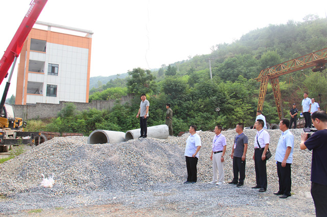 执法执纪监督员监督执行.jpg 执法执纪监督员监督执行.jpg