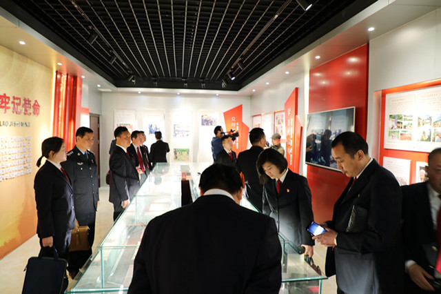参观陈列馆.jpg